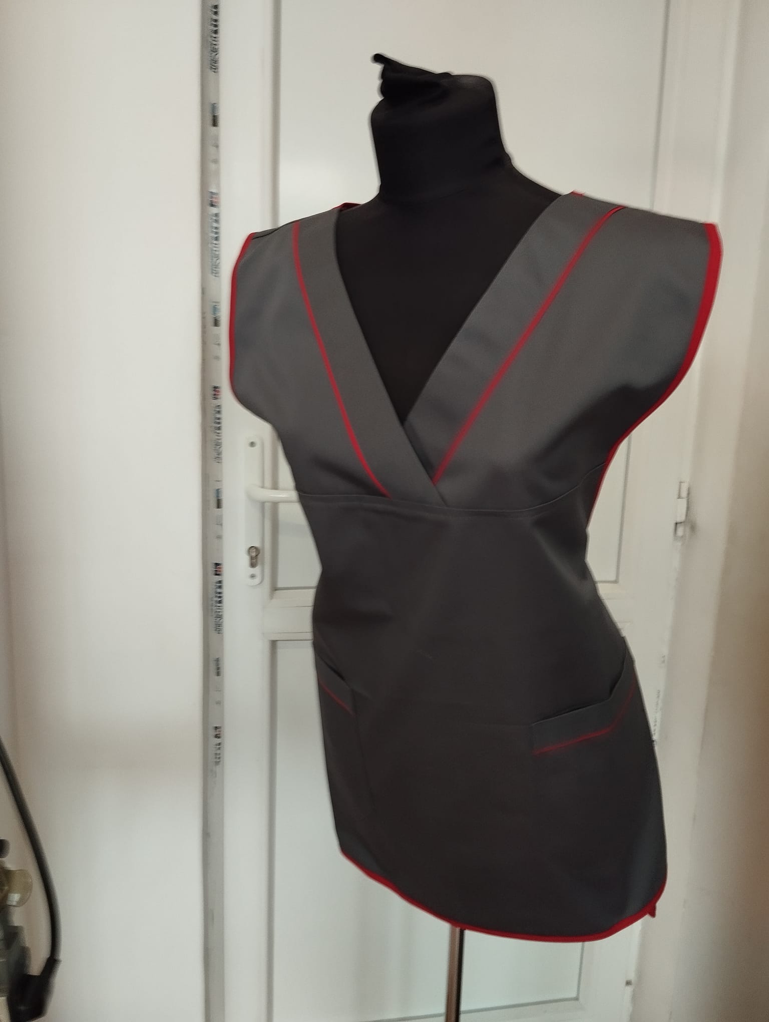 Tunică Elegantă Gri cu Paspoal Roșu